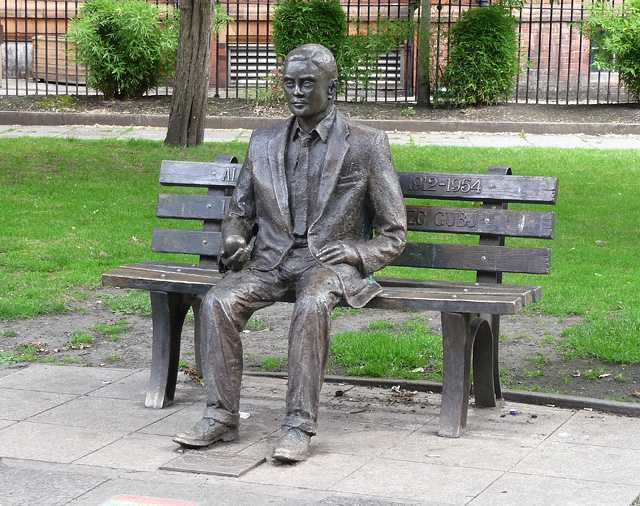 Alan Turing Statue Manchester it.wikimedia commons