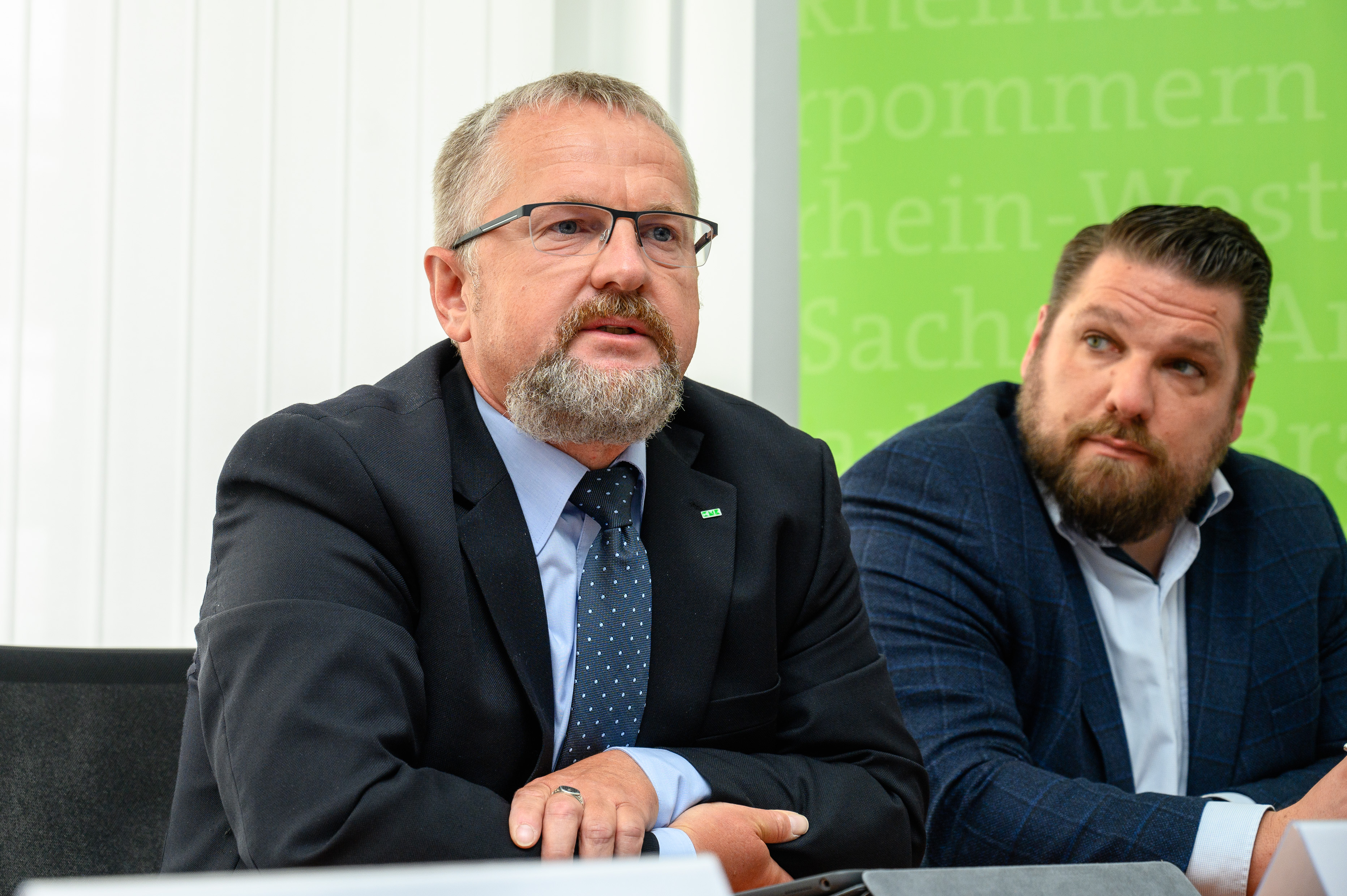 Prof. Dr. Friedrich Goetze DMV , Prof. Dr. Andreas Eichler 1 Vorsitzender GDM und Gerwald Heckmann Vorsitzender MNU uebergeben Udo Mechalik Generalsekretaer der Staendigen Konferenz der Kulturminister der Laender Ihre Handlungsempfehlung ABDRUCK HONORARFREI