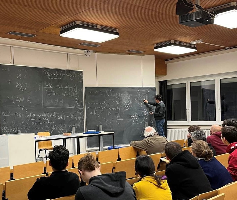 Prof. Dr. Tibor Szabó, FU Berlin, mit einem Vortrag über ein Thema aus der Graphentheorie. Foto: Elisabeth aus dem Siepen.